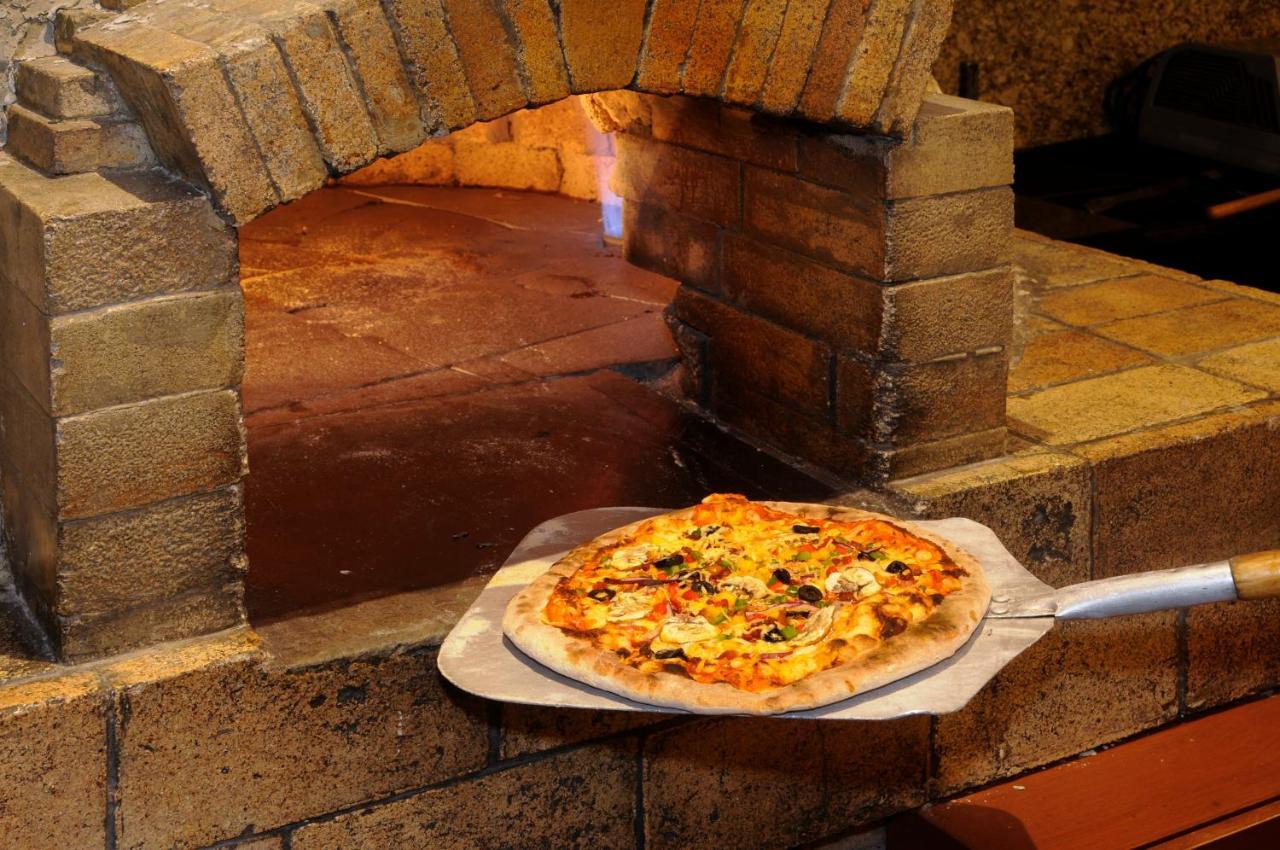 Belair Unique Mexico City Wtc, Trademark By Wyndham Экстерьер фото Pizza being removed from a wood-fired oven